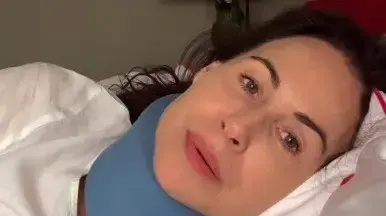 השחקנית מיני דרייבר בסרטון שהעלתה לאינסטגרם לאחר שעברה תאונת דרכים בצרפת השחקנית מיני דרייבר בסרטון שהעלתה לאינסטגרם לאחר שעברה תאונת דרכים בצרפת