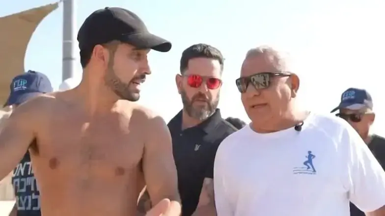 גדי איזנקוט ומרדכי דוד בחוף מציצים
7.8.26 גדי איזנקוט ומרדכי דוד בחוף מציצים
7.8.26