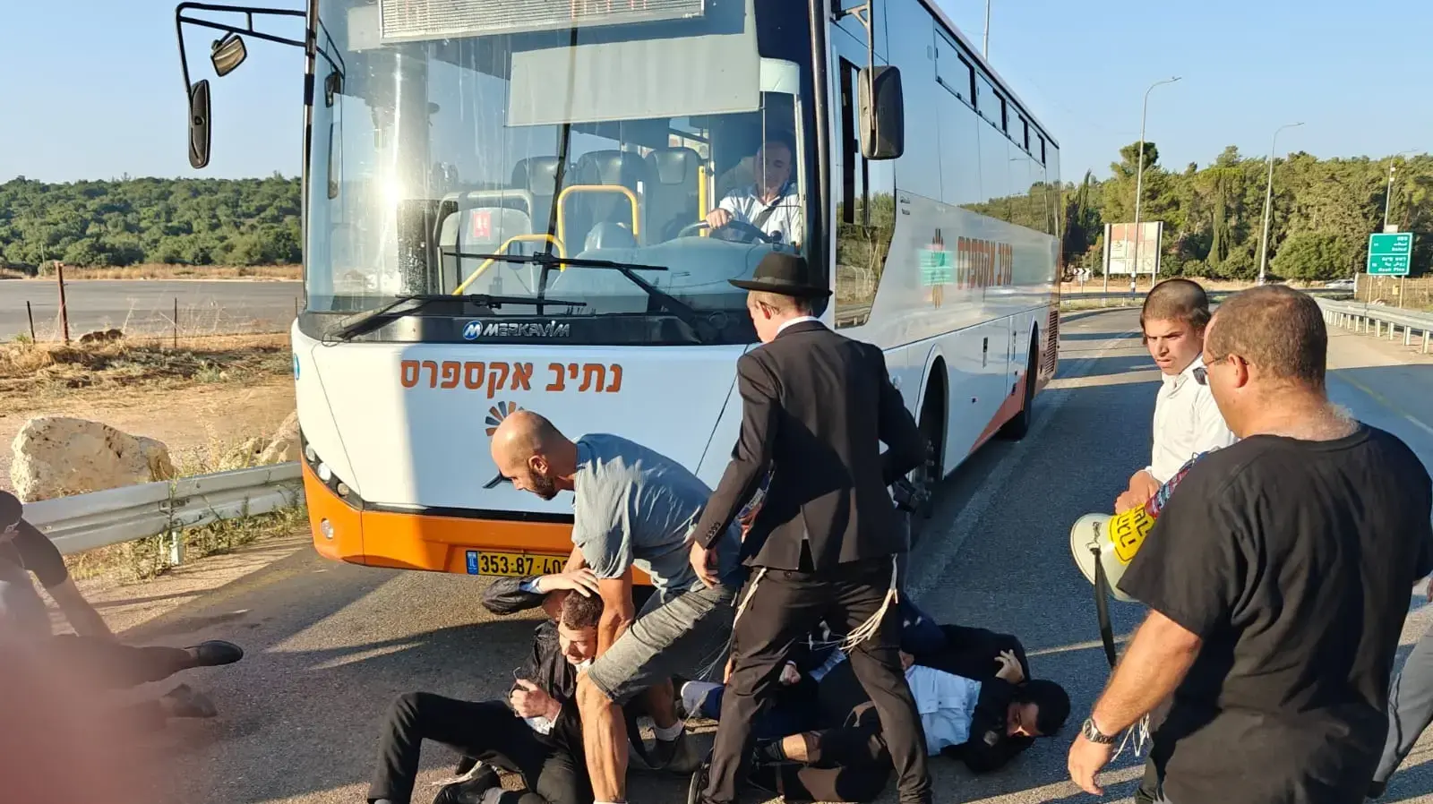 הפגנת חרדים נגד תחבורה ציבורית בשבת, צומת מירון, 8 באוגוסט 2026 הפגנת חרדים נגד תחבורה ציבורית בשבת, צומת מירון, 8 באוגוסט 2026