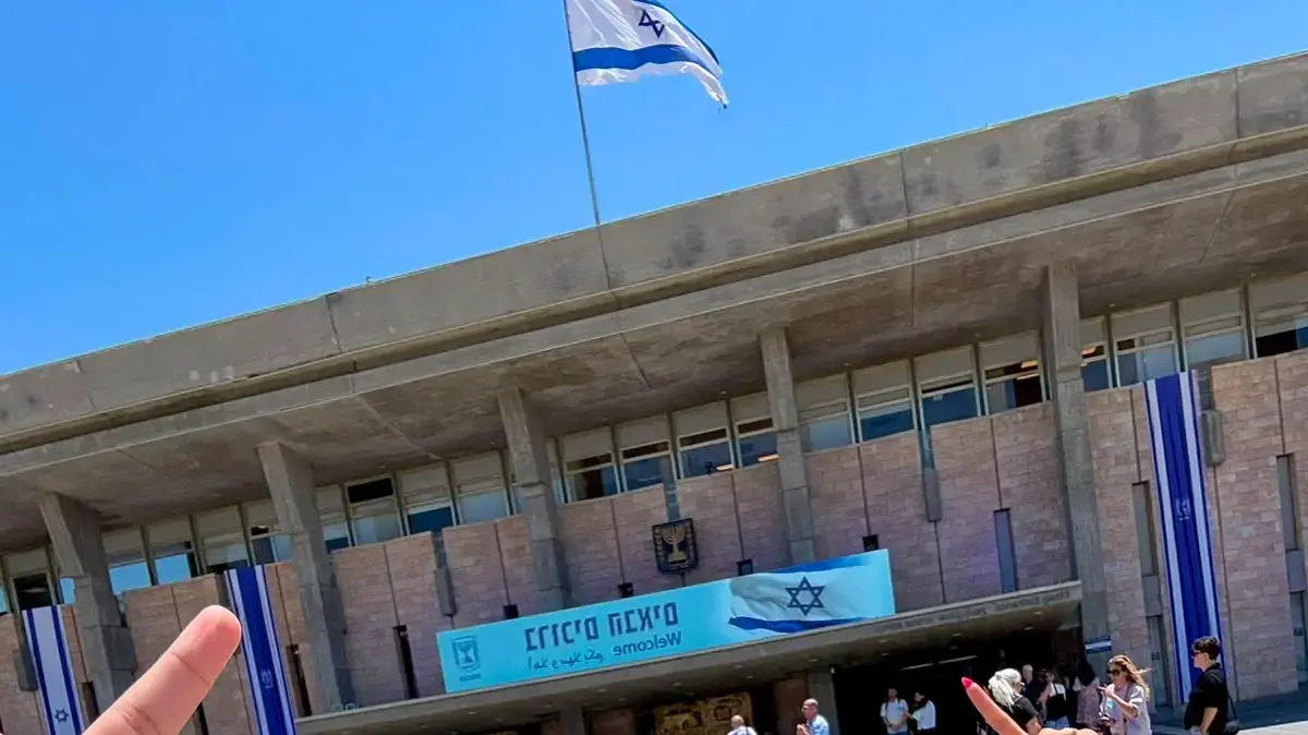 שירלי וארז, שיצאו במאבק לנגישות לחירשים
9.8.26 שירלי וארז, שיצאו במאבק לנגישות לחירשים
9.8.26
