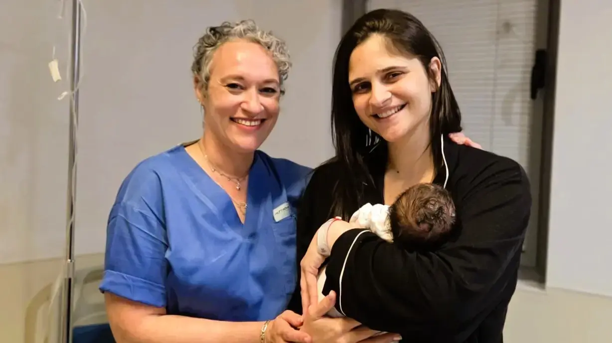 סוף טוב. האם ובתה עם האחות המטפלת בבית החולים סוף טוב. האם ובתה עם האחות המטפלת בבית החולים