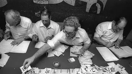 ספירת קולות בקלפי בת"א בבחירות לכנסת, 1977 ספירת קולות בקלפי בת"א בבחירות לכנסת, 1977