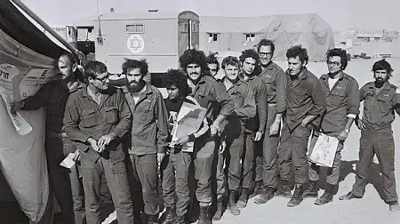 חיילים בתור לקלפי בחירות לכנסת, דצמבר 1973 חיילים בתור לקלפי בחירות לכנסת, דצמבר 1973