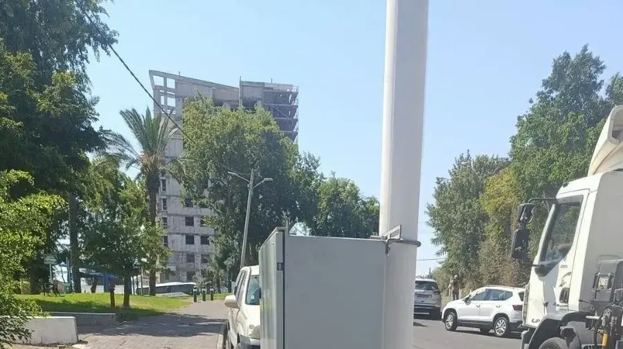"עץ טעינה" טעינת רכבים חשמליים בצורה פיראטית "עץ טעינה" טעינת רכבים חשמליים בצורה פיראטית