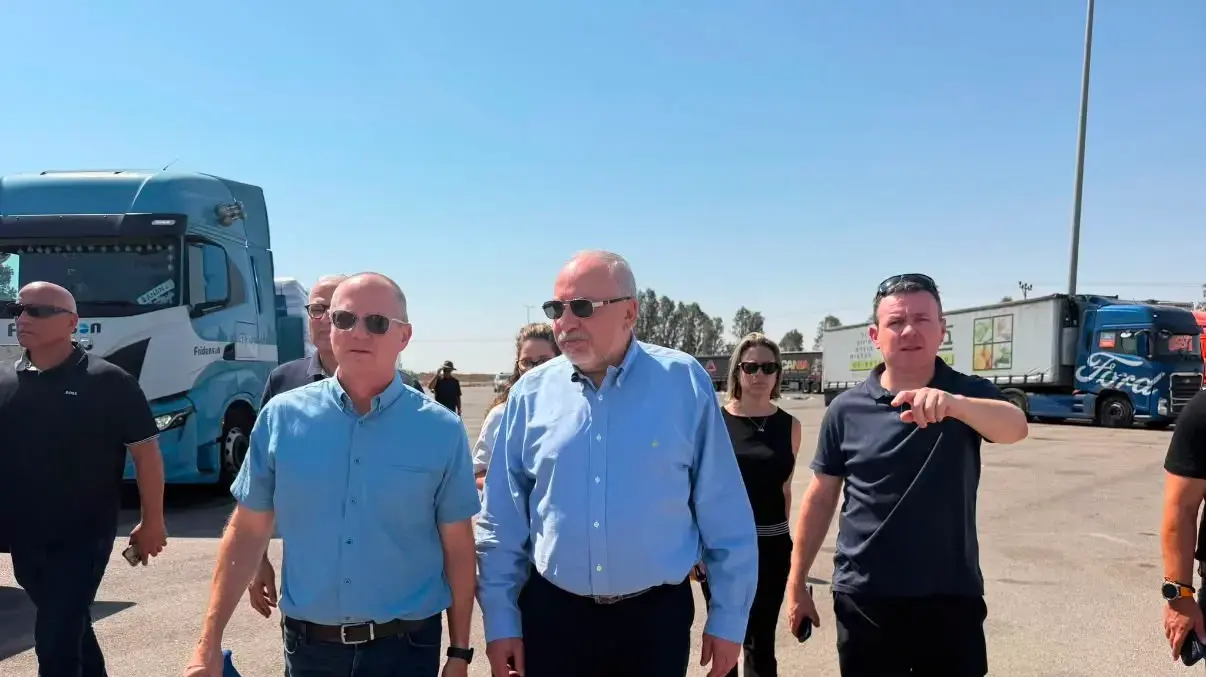 אביגדור ליברמן בהצהרה במעבר כרם שלום, 12 באוגוסט 2026 אביגדור ליברמן בהצהרה במעבר כרם שלום, 12 באוגוסט 2026