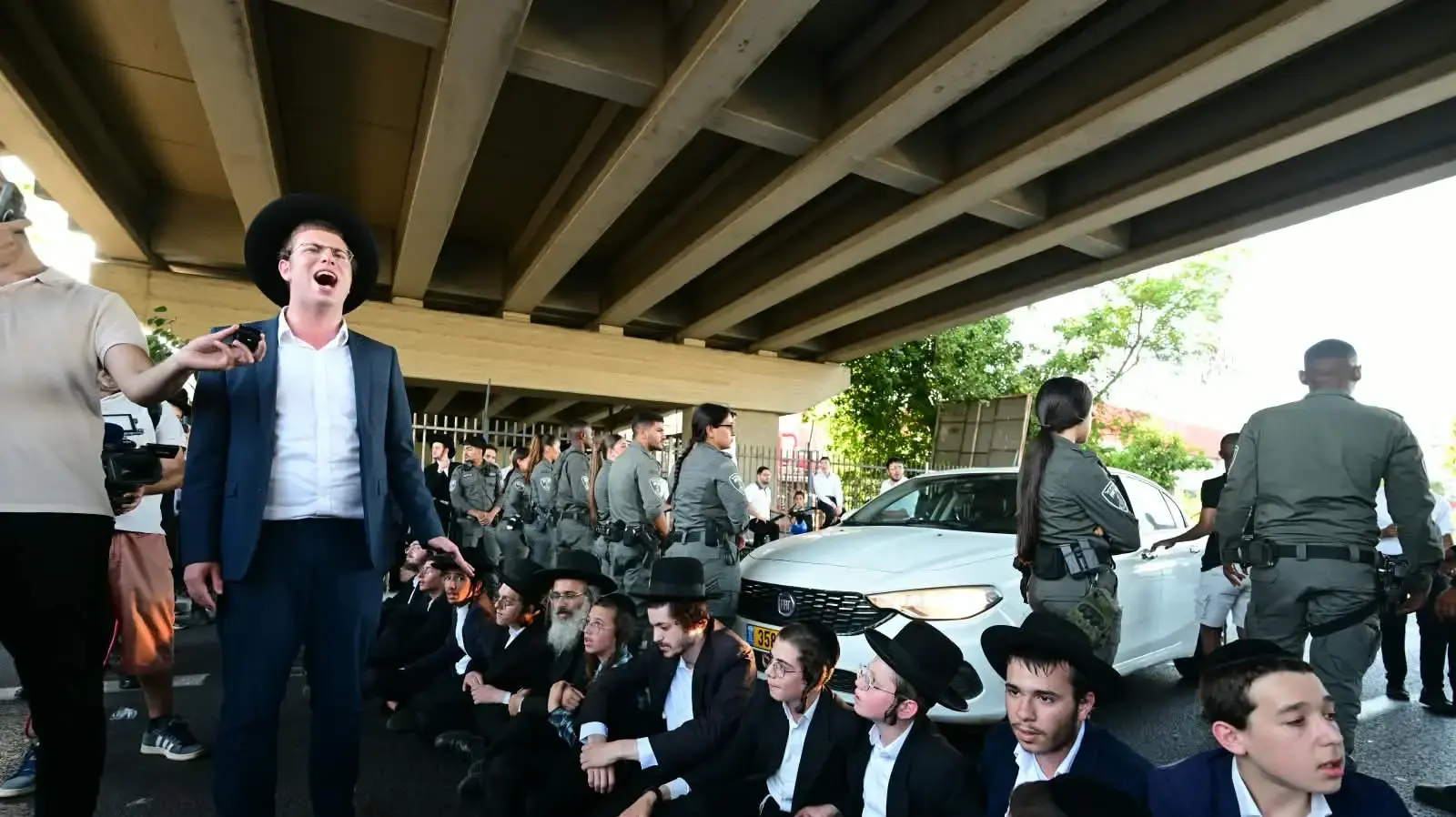 הפגנת חרדים נגד מעצר עריק, כביש 4 כניסה לבני ברק, 12 באוגוסט 2026 הפגנת חרדים נגד מעצר עריק, כביש 4 כניסה לבני ברק, 12 באוגוסט 2026
