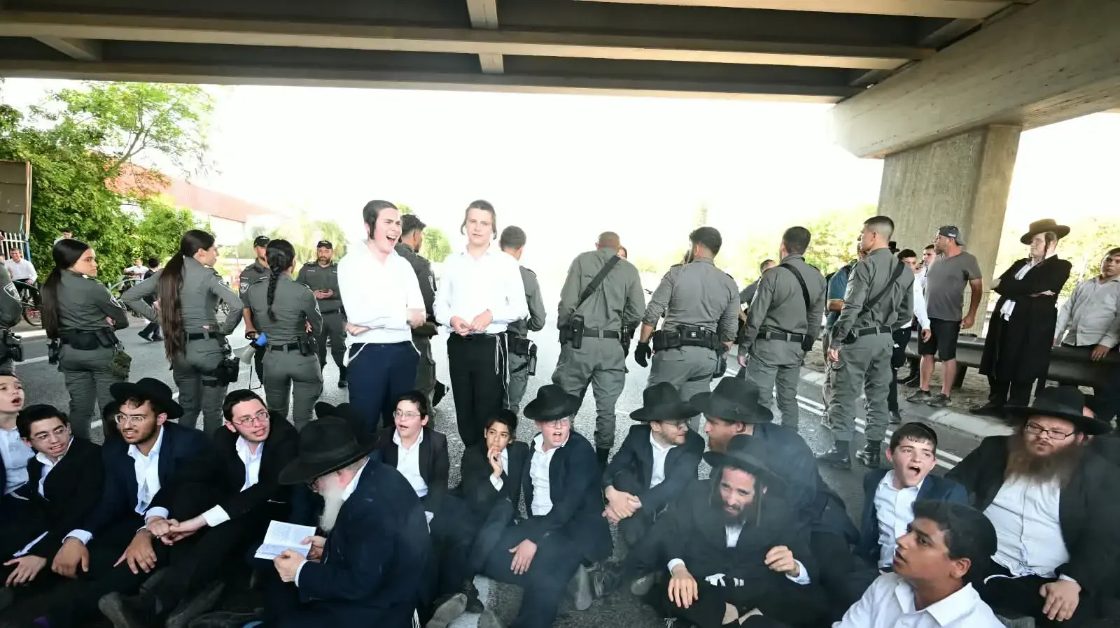 הפגנת חרדים נגד מעצר עריק, כביש 4 כניסה לבני ברק, 12 באוגוסט 2026 הפגנת חרדים נגד מעצר עריק, כביש 4 כניסה לבני ברק, 12 באוגוסט 2026