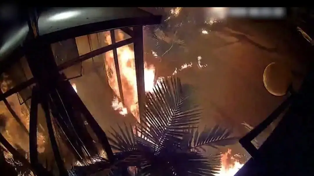 תיעוד מצלמות אבטחה, שני חשודים בהצתת סניף ג'פניקה גבעתיים