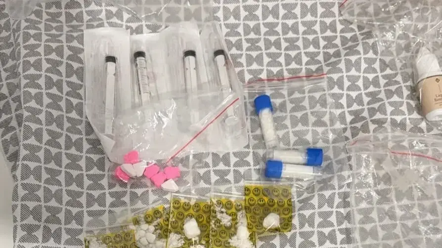 עורך דין נעצר בחשד להברחת סמים בבקבוקונים להסרת ריסים מלאכותיים