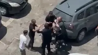 עימות באשקלון בין פקח עירוני לצעיר בעת פעילות אכיפה שגרתית. 12/08/2026 עימות באשקלון בין פקח עירוני לצעיר בעת פעילות אכיפה שגרתית. 12/08/2026