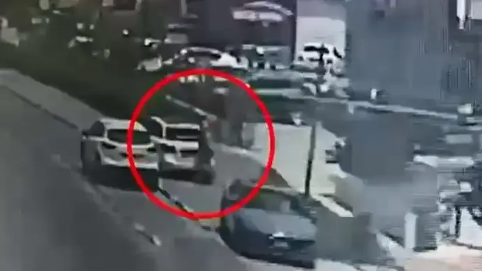 תיעוד הנאשם מגיע לכיוון העסק ולאחר הירי נמלט מהזירה בעיר טמרה שבגליל, 4 ביולי 2026