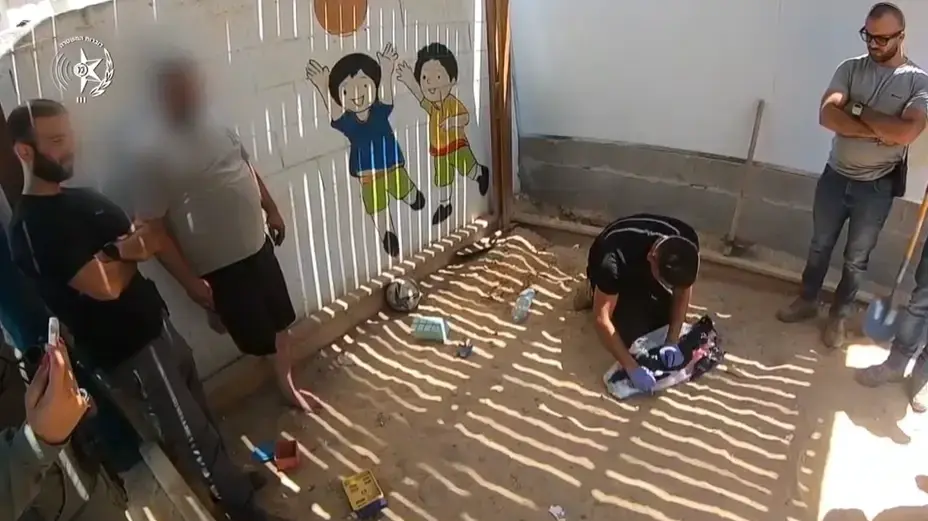 שוטרי תחנת רהט ומשמר לאומי מצאו
נשק מסוג m-16 שהוסלק בארגז חול בגן ילדים, עשרות כדורי תחמושת ומחסנית שוטרי תחנת רהט ומשמר לאומי מצאו
נשק מסוג m-16 שהוסלק בארגז חול בגן ילדים, עשרות כדורי תחמושת ומחסנית