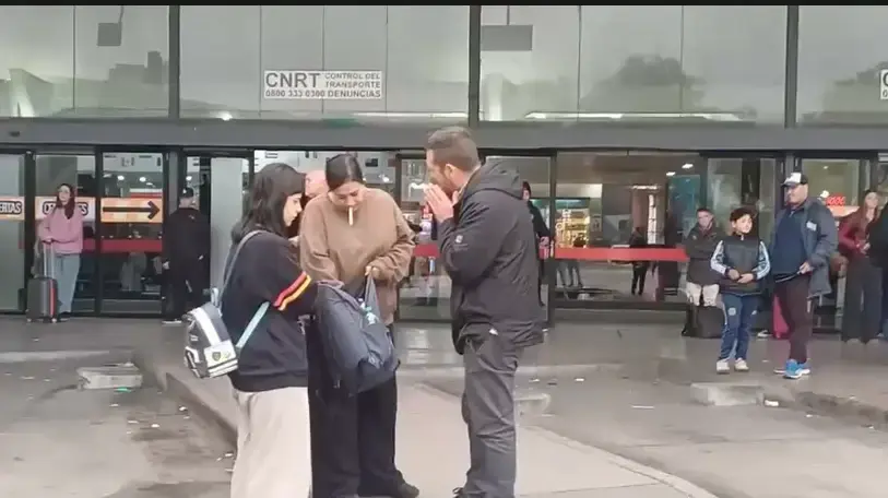 נציג המשטרה משוחח עם מלי וליאל יהלומי נציג המשטרה משוחח עם מלי וליאל יהלומי
