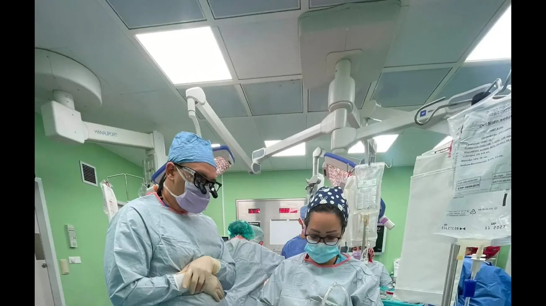 בתמונה הראשונה: הצוות בניקוסיה בחדר ניתוח בזמן הנצלת הלב
