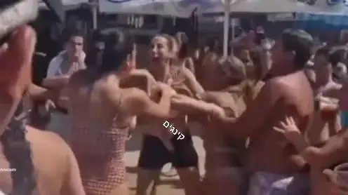 קטטה אלימה בין אימהות בפארק המים ימית 2000 קטטה אלימה בין אימהות בפארק המים ימית 2000