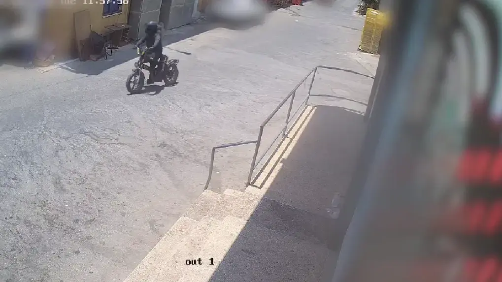 הנאשם ברצח בטמרה נצפה יורד מהאופנוע, נכנס למשטרה ויורה
17.8.26 הנאשם ברצח בטמרה נצפה יורד מהאופנוע, נכנס למשטרה ויורה
17.8.26