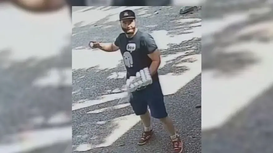 חשוד בהשלכת ביצים לעבר בית כנסת בקנדה במהלך שבת
17.8.26 חשוד בהשלכת ביצים לעבר בית כנסת בקנדה במהלך שבת
17.8.26