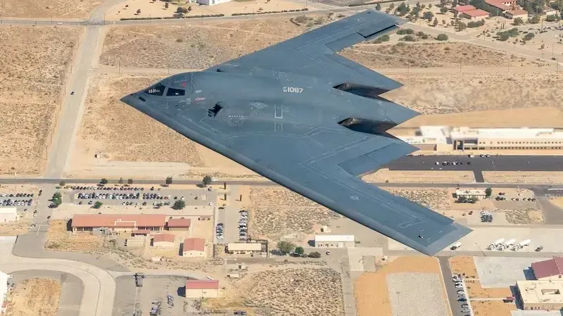 בסיס חיל האוויר אדוארדס, כ-160 קילומטרים צפונית-מזרחית ללוס אנג'לס, ידוע כמרכז מוביל למחקר טיסות ובדיקות מטוסים בסיס חיל האוויר אדוארדס, כ-160 קילומטרים צפונית-מזרחית ללוס אנג'לס, ידוע כמרכז מוביל למחקר טיסות ובדיקות מטוסים