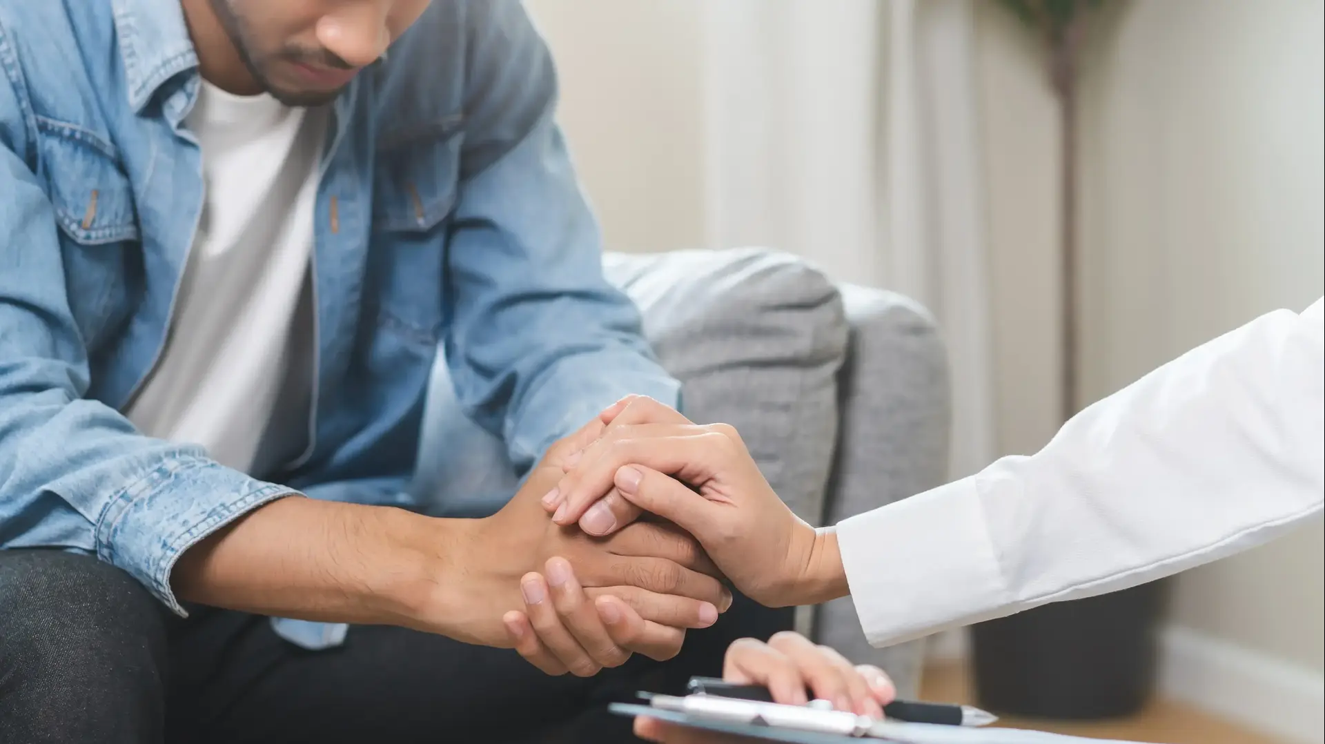 גבר מודאג בבדיקות אצל רופא גבר מודאג בבדיקות אצל רופא