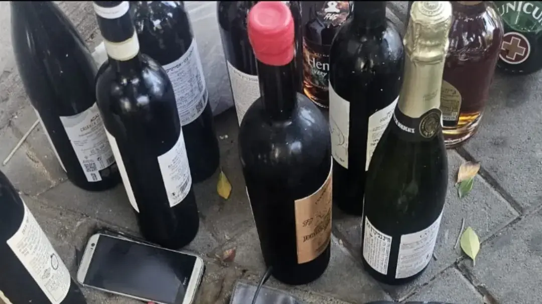 רכוש גנוב שנתפס אצל חשוד שפרץ לדירה שפונתה בבניין שנפגע במהלך מבצע "שאגת הארי"