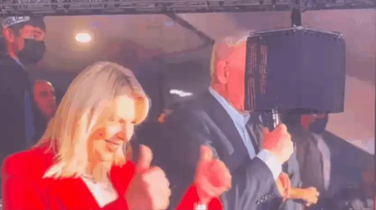 בנימין ושרה נתניהו בהופעה של עדן בן זקן בנימין ושרה נתניהו בהופעה של עדן בן זקן