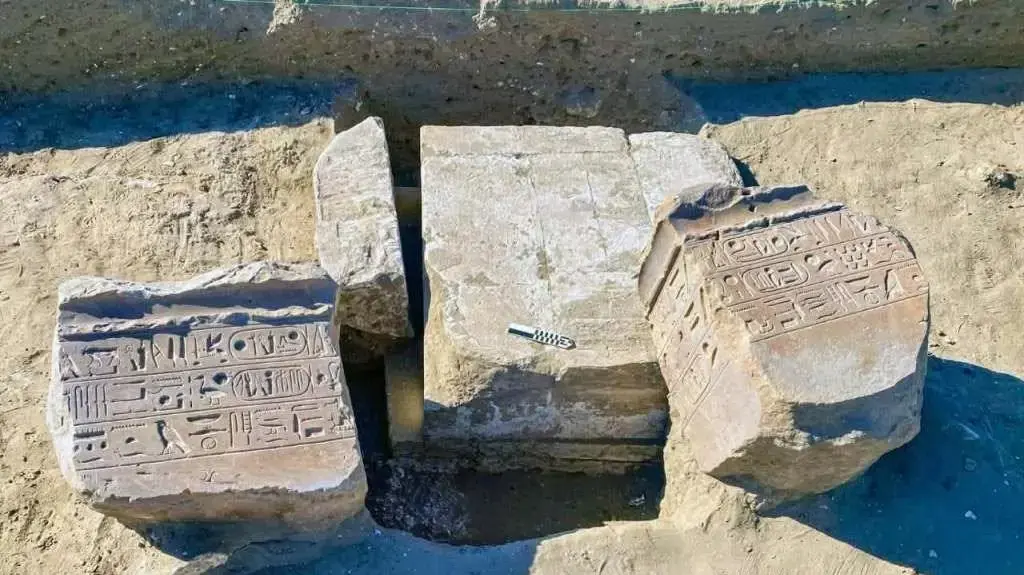 כתובת על קורת אבן החול בתל אבו סייפי, האתר שבו על פי ההערכות שכנה העיר האבודה מסן כתובת על קורת אבן החול בתל אבו סייפי, האתר שבו על פי ההערכות שכנה העיר האבודה מסן