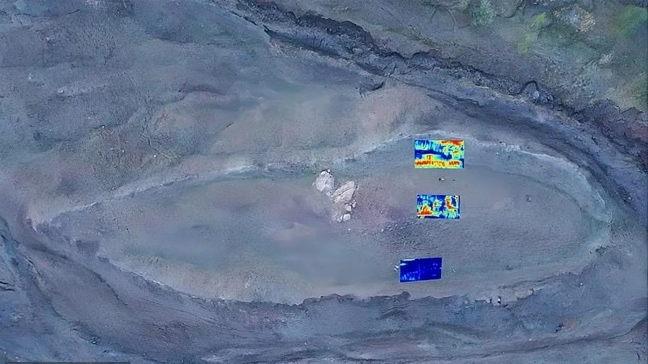 הרדאר זיהה "סדרה של זוויות ישרות" בעומק של כ-6 מטרים, שלדעת החוקרים עשויות להיות שרידי החדרים שבהם הוחזקו בעלי החיים בתיבה הרדאר זיהה "סדרה של זוויות ישרות" בעומק של כ-6 מטרים, שלדעת החוקרים עשויות להיות שרידי החדרים שבהם הוחזקו בעלי החיים בתיבה