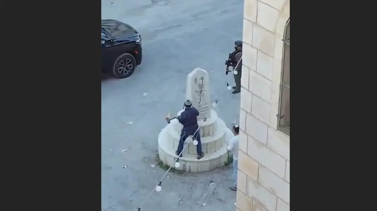 ח"כ צבי סוכות שבר אנדרטה בכפר פלסטיני