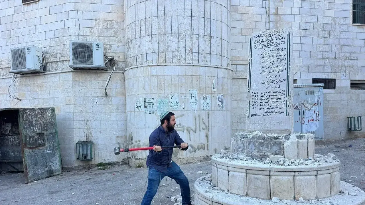ח"כ צבי סוכות שבר אנדרטה בכפר פלסטיני ח"כ צבי סוכות שבר אנדרטה בכפר פלסטיני