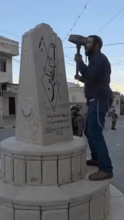 ח"כ צבי סוכות שבר אנדרטה בכפר פלסטיני