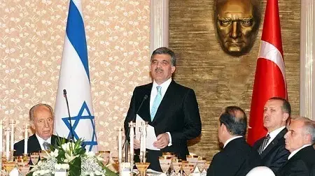 ביקור נשיא המדינה שמעון פרס בטורקיה, הנשיא שמעון פרס, נשיא טורקיה עבדאללה גול וראש ממשלת טורקיה ראיפ ארדואן במהלך ארוחת ערב ממלכתית, 2007 ביקור נשיא המדינה שמעון פרס בטורקיה, הנשיא שמעון פרס, נשיא טורקיה עבדאללה גול וראש ממשלת טורקיה ראיפ ארדואן במהלך ארוחת ערב ממלכתית, 2007