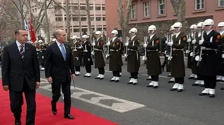 ראש הממשלה מתקבל בטקס ממלכתי על ידי ראש ממשלת טורקיה רג'פ טאיפ ארדואן, במשרד ראש הממשלה באנקרה, 2007 ראש הממשלה מתקבל בטקס ממלכתי על ידי ראש ממשלת טורקיה רג'פ טאיפ ארדואן, במשרד ראש הממשלה באנקרה, 2007