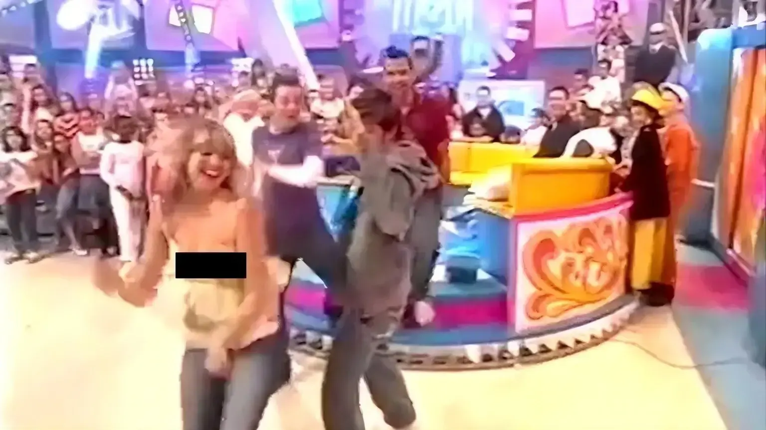 החזה של הולי ווילובי נחשף בשידור חי