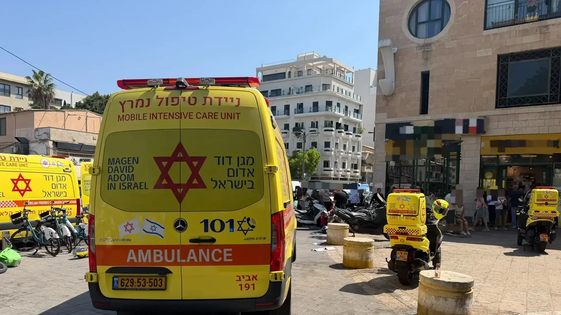 עובדת בנק נדקרה בתל אביב ונפצעה בינוני; חשוד בן 67 נעצר