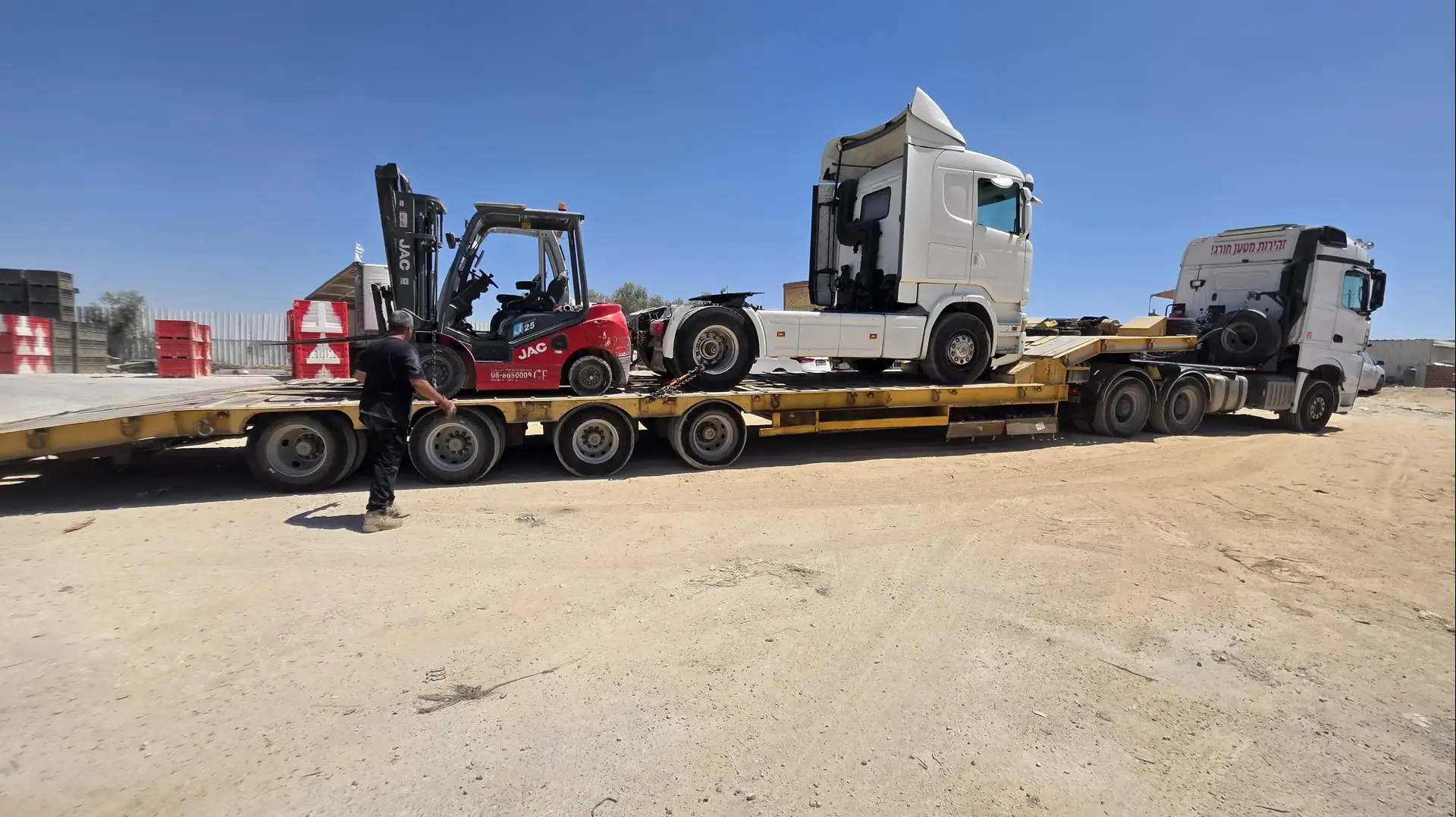 בשווי של כ-3 מיליון שקל: המשטרה החרימה משאיות ומלגזות במתחם ברהט בשווי של כ-3 מיליון שקל: המשטרה החרימה משאיות ומלגזות במתחם ברהט