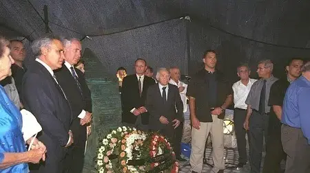 טקס הסרת הלוט מעל אנדרטת אוניית הנשק "אלטלנה", בחוף העיר תל אביב, 1998 טקס הסרת הלוט מעל אנדרטת אוניית הנשק "אלטלנה", בחוף העיר תל אביב, 1998