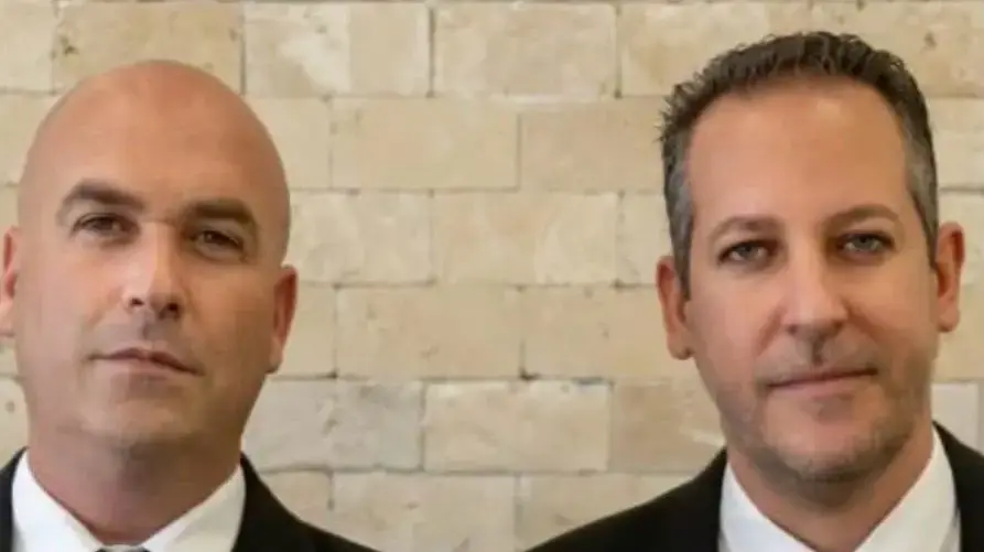 עו״ד שלומי מלכה ורומח שביט שמייצגים את הקורבן שהותקף על ידי קצינת שב"ס 