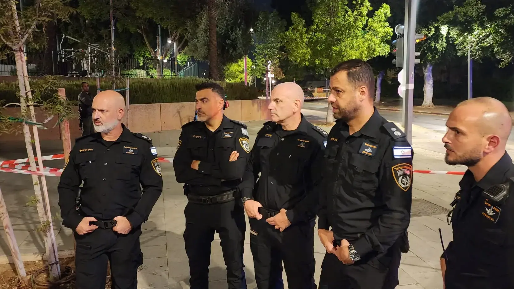 מפקד מחוז תל אביב ניצב חיים סרגרוף מקיים הערכת מצב בזירת האירוע.
מפקד מחוז תל אביב ניצב חיים סרגרוף מקיים הערכת מצב בזירת האירוע.