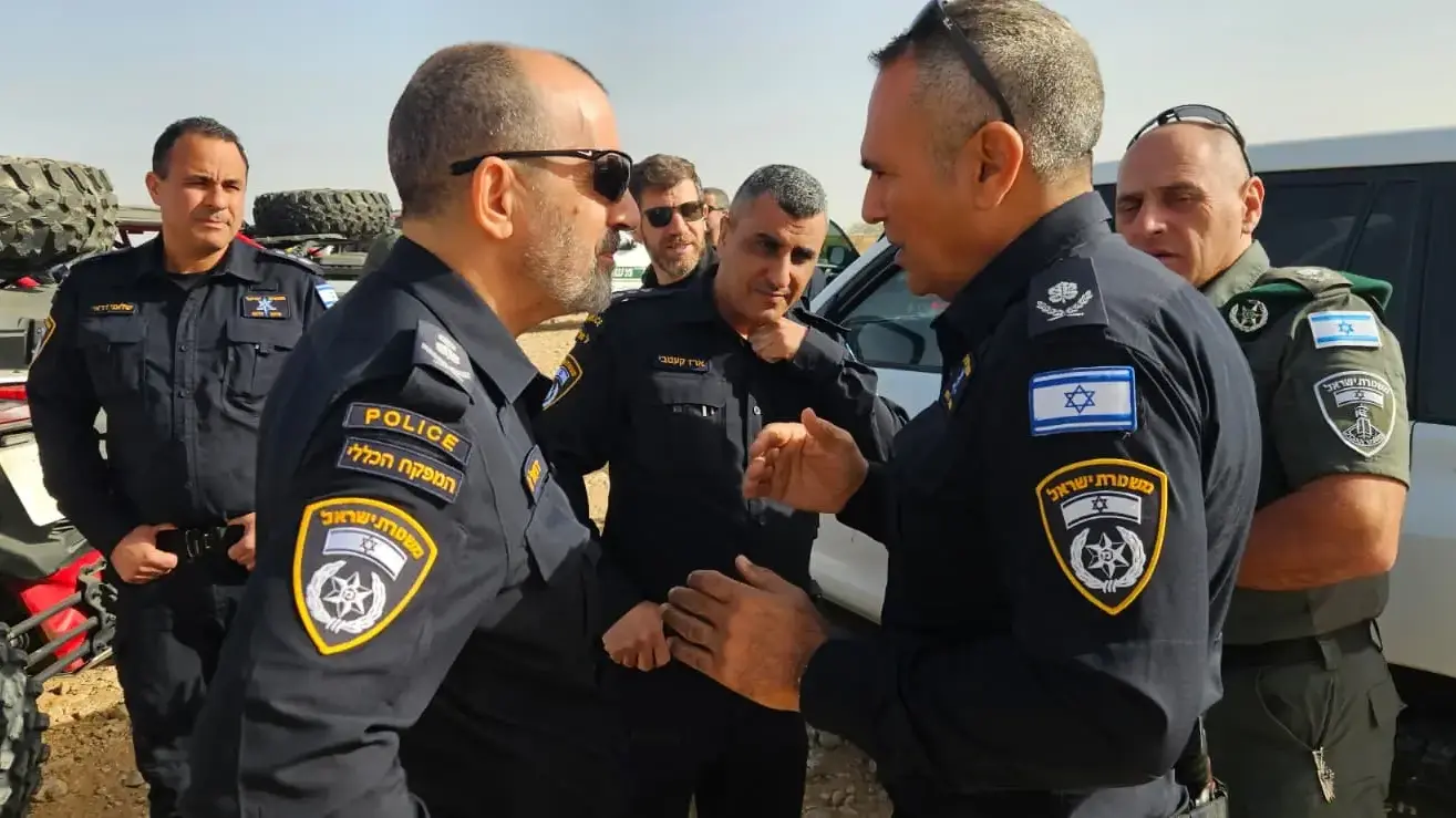 פשיטה משטרתית בנגב
מימין לשמאל: מפכ"ל המשטרה ומפקד מחוז דרום