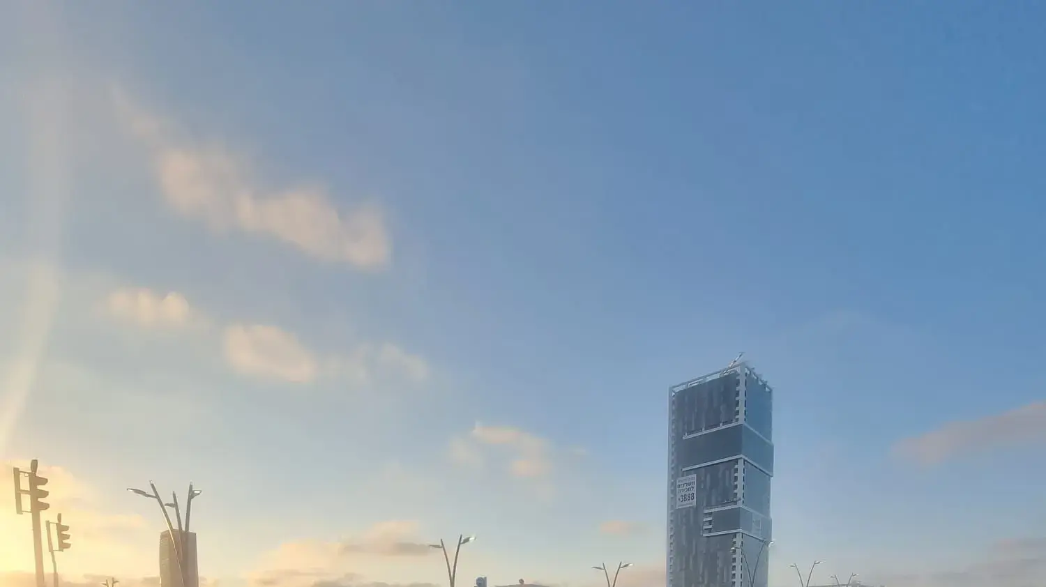 המכולות שחסמו את הכניסה לשכונת הסופרים בבני ברק ופונו בידי המשטרה המכולות שחסמו את הכניסה לשכונת הסופרים בבני ברק ופונו בידי המשטרה