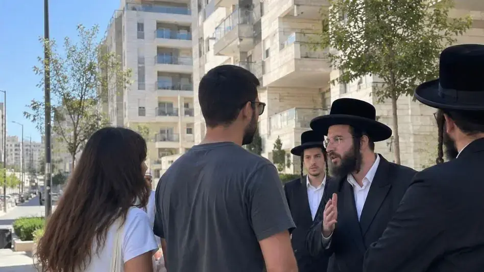 חילונים וחרדים בשכונת הסופרים בבני ברק חילונים וחרדים בשכונת הסופרים בבני ברק