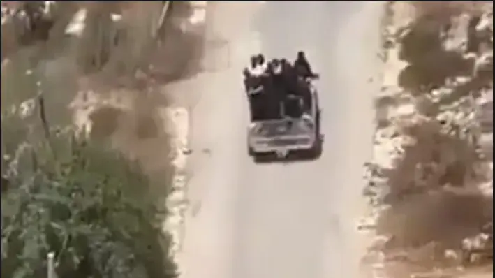 הפורעים עושים את דרכם לכפר קוסרה באמצעות טנדרים הפורעים עושים את דרכם לכפר קוסרה באמצעות טנדרים