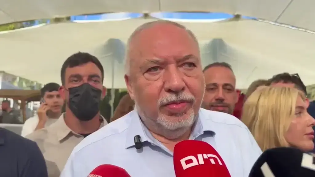 ח"כ אביגדור ליברמן בהצהרה לתקשורת, לשכת הגיוס תל השומר