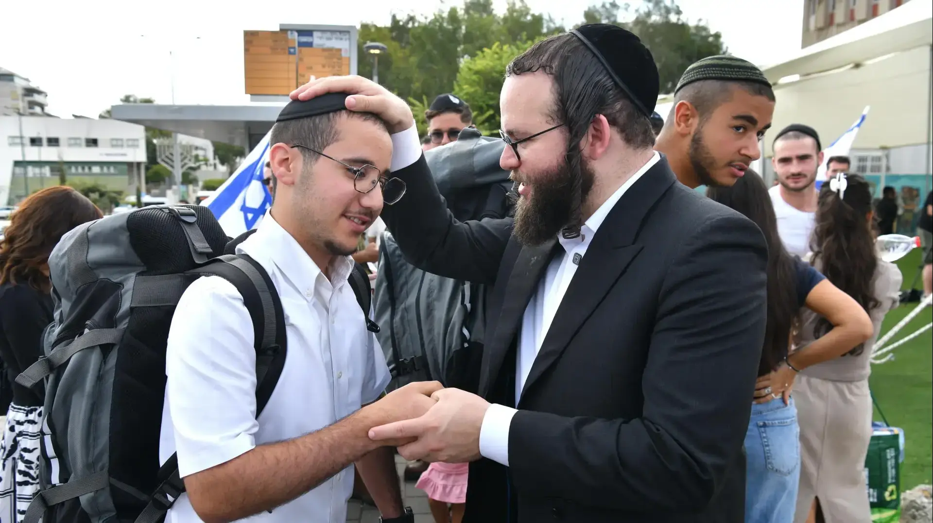 אב מברך את בנו עם הגיוס לצה"ל, בקו"ם, 30 באוגוסט 2026 אב מברך את בנו עם הגיוס לצה"ל, בקו"ם, 30 באוגוסט 2026