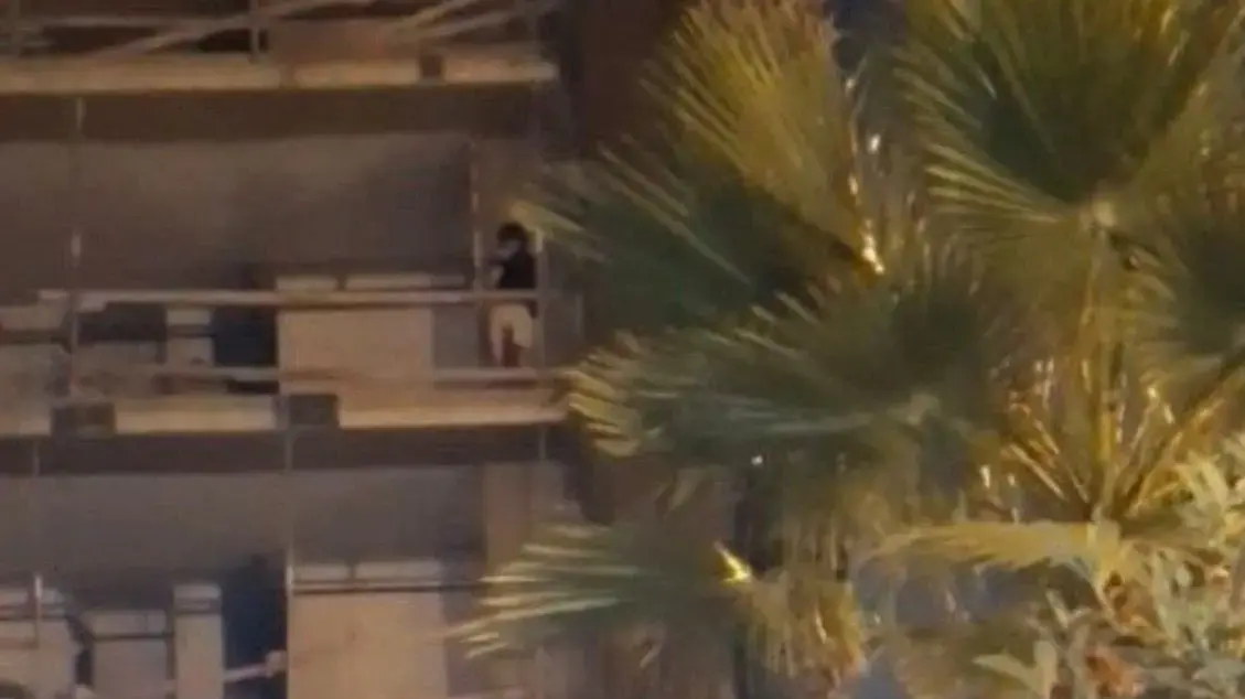 צעיר איים לקפוץ מהגג ודרש לשוחח עם יהודה פוליקר צעיר איים לקפוץ מהגג ודרש לשוחח עם יהודה פוליקר