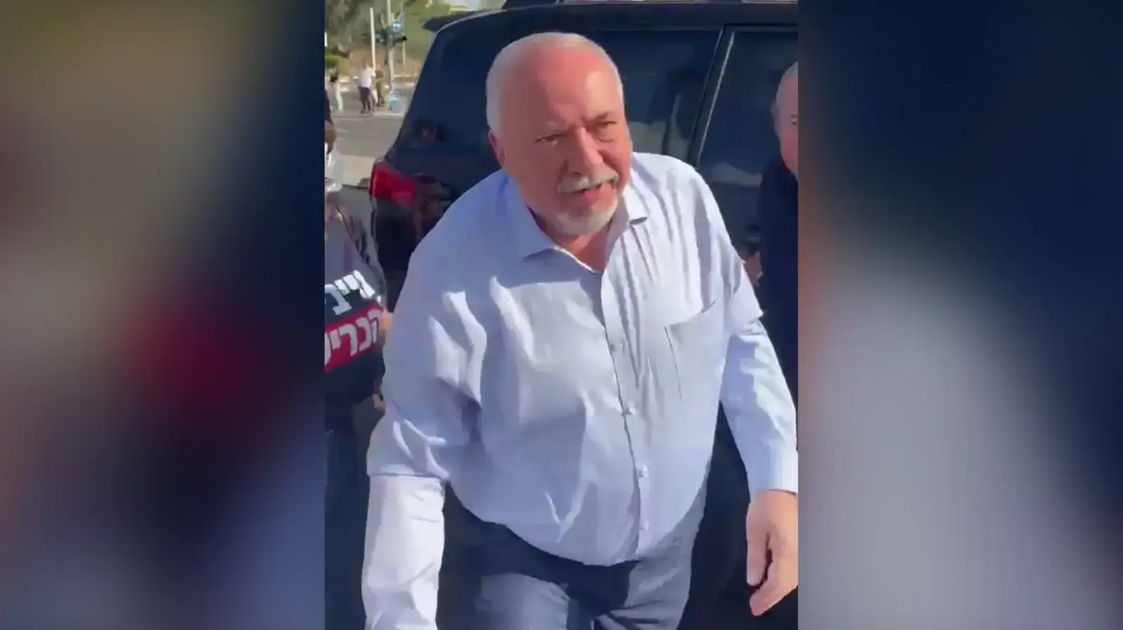 ח״כ אביגדור ליברמן הותקף בקריאות ״תמות היום״ ואיחולי מוות ממשתמטים שהפגינו בלשכת הגיוס