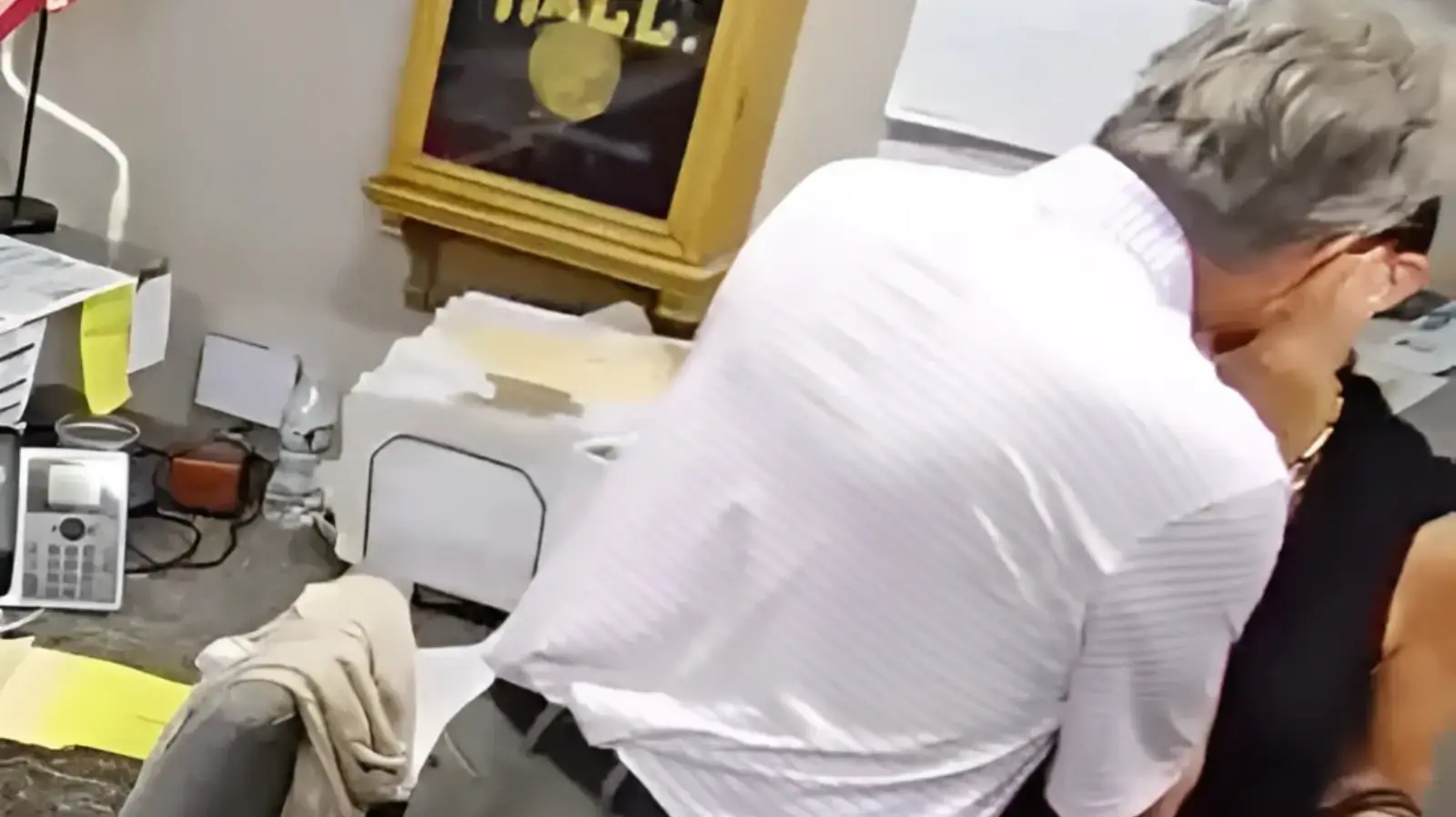 המועמדת למועצת מחוז קוק, אליז הופנברג, מתנשקת עם ראש עיריית ברידג'וויו סטיב לנדק בסרטון השנוי במחלוקת