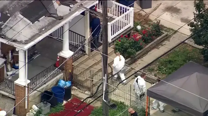 כוחות המשטרה וה-FBI בחיפושים בביתו של יוג'ין הורש החשוד כרוצח סדרתי, פילדלפיה ארה"ב כוחות המשטרה וה-FBI בחיפושים בביתו של יוג'ין הורש החשוד כרוצח סדרתי, פילדלפיה ארה"ב