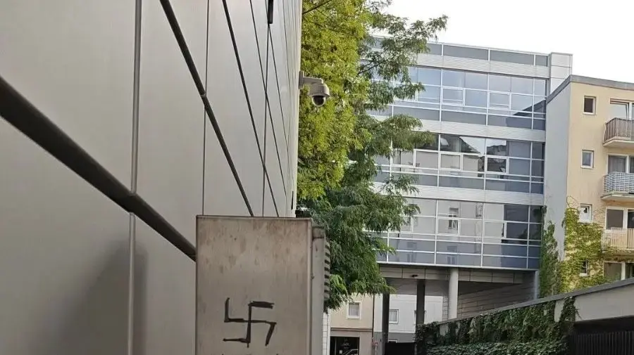 צלב קרס ו־"כןן היטלר" במרכז מינכן צלב קרס ו־"כןן היטלר" במרכז מינכן