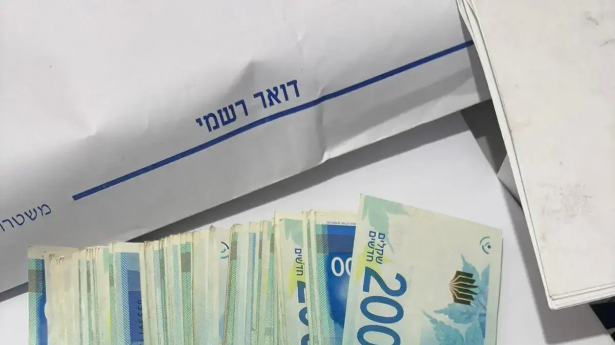 כסף שנתפס המהלך פשיטה ומעצרים של המשטרה נגד ראש מעצה בדרום ובני משפחתו